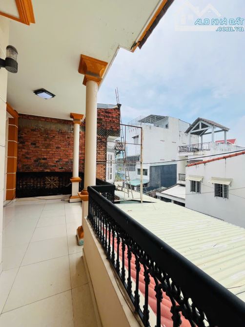 NHÀ ĐẸP NHƯ BIỆT THỰ 7 x 28M, 3 TẦNG, 7PN, Ô TÔ NGỦ SÂN, NGAY NGUYỄN DUY TRINH, CHỈ 9 TỶ - 11