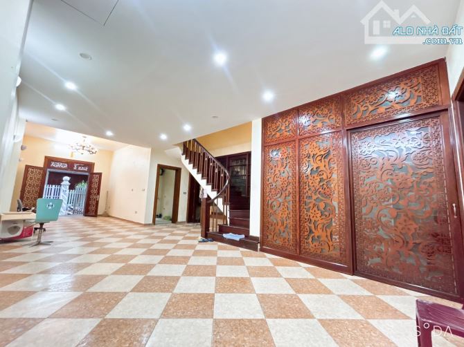 Biệt thự 132m2 MT7.2m Phố Cầu Giấy-4 Tầng Rộng Rãi,Ô Tô Đỗ Cửa Gần Phố,Kinh Doanh Đẹp - 1