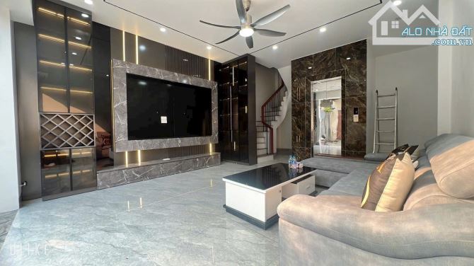 NHÀ ĐẸP 6 TẦNG THANG MÁY–LÔ GÓC–ĐÀM QUANG TRUNG ĐỐI DIỆN AEON LONG BIÊN GIÁ NHỈNH 9TỶ - 1