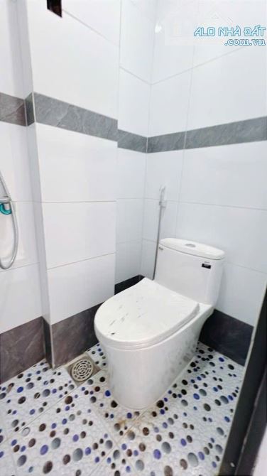 Nhà mới 1 sẹc Bến Vân Đồn, 32m2, 2 tầng – 2,9 tỉ - 1