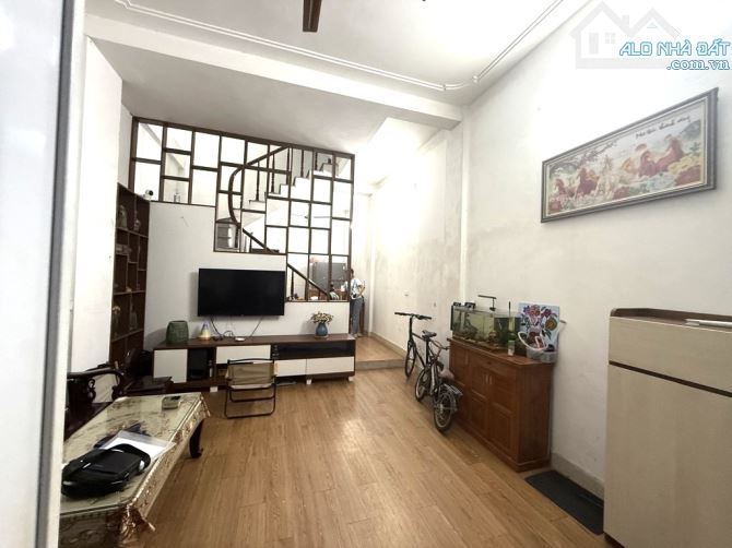 BÁN NHÀ ĐƯỜNG THẠCH BÀN 45M2, 4 TẦNG DÂN XÂY, Ô TÔ ĐỖ CỬA, 9 TỶ. - 1