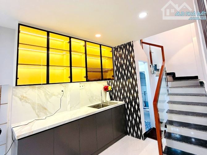 Cần bán nhà trung tâm mới đẹp 100% hẻm Nguyễn Tri Phương - 1