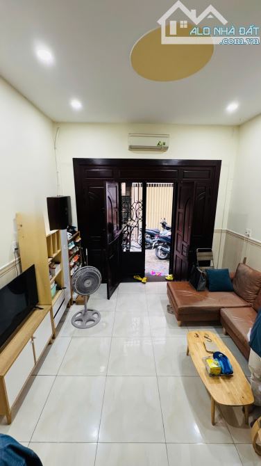 Quận 5 - 2 Mặt Hẻm - Xe Hơi LT - 43M - 3 Tầng BTCT - 3PN - Đang Cho Thuê - Nhỉnh 10 Tỷ - 1