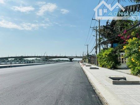 Cho thuê mặt bằng mặt tiền tầm vu, view sông, cách vincom 1km, đoạn làm đường đẹp - 1