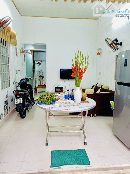 BÁN ĐẤT TẶNG DÃY TRỌ HÀ HUY GIÁP - GẦN ĐH NGOẠI NGỮ - 95m2 - CHO THUÊ 9TRIEU - 4.xTY . - 1