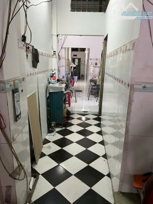 Cần tiền nên bán gấp căn nhà Trịnh Đình Trọng, Tân Phú. Xe hơi đậu trong nhà. 97m2, 8.4tỷ - 1