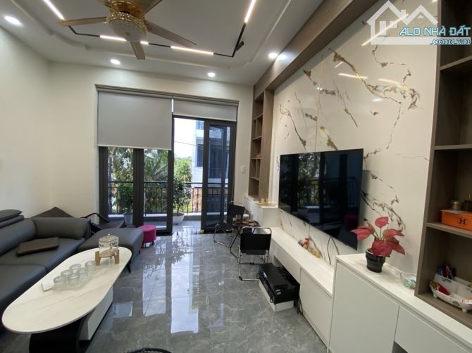 HƠN 5TY NHÀ 1 TRỆT 3 LẦU MỚI XÂY – FULL NỘI THẤT CAO CẤP – VIEW SÔNG & VINHOMES - 1