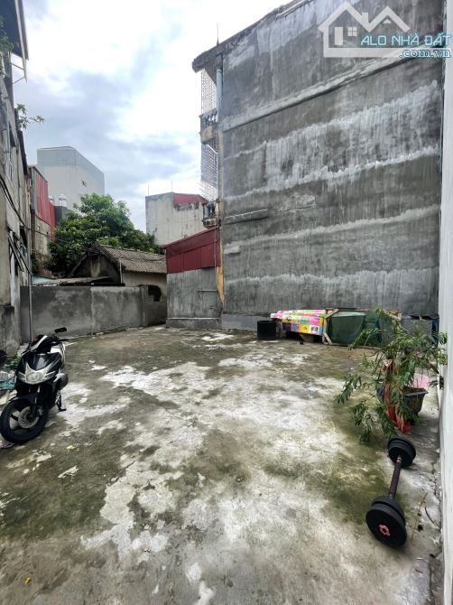 Bán đất phố Nguyễn Văn Linh, Long Biên 30m2 giá chỉ 2,8 tỷ - 1