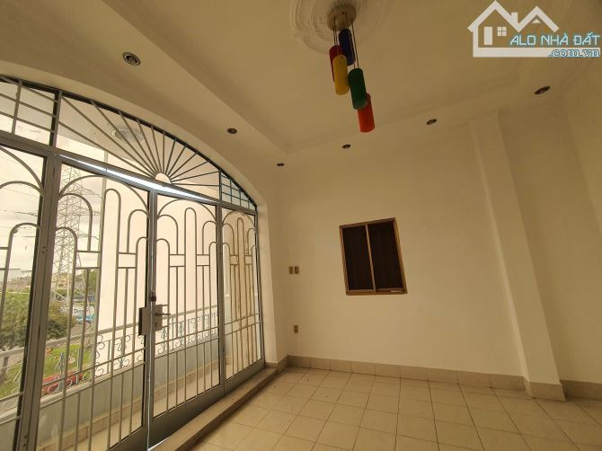 nhà MTKD ngay vòng xoay Hậu Giang, 50 triệu, 4.3 x 25m, 5 tầng, khu Ngân hàng Salon oto - 1