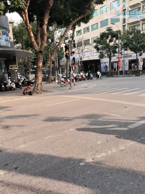 Cần bán gấp nhà mặt phố Bà Triệu, DT 560m2, MT 20m, giá: 435 tỷ