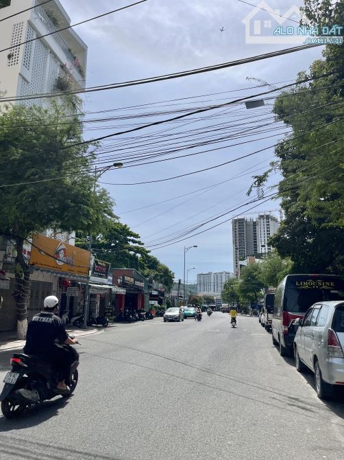 Người thân nhờ đưa tin bán khách sạn đang kinh doanh mặt tiền đường gần biển - 2