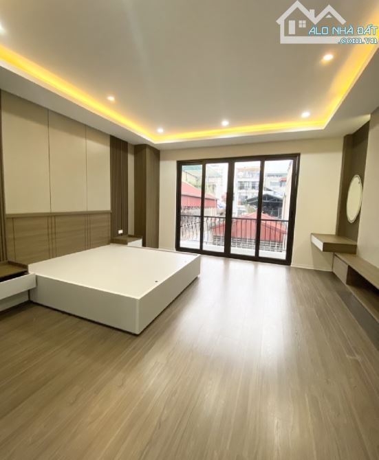 Chủ gửi bán gấp căn nhà 43m² đẹp, sát mặt phố Trần Quốc Hoàn. Vị trí đắc địa, tiện ích đầy - 2