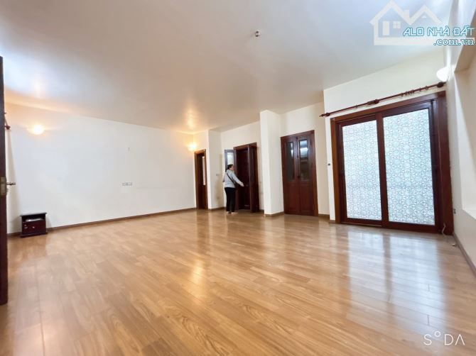 Biệt thự 132m2 MT7.2m Phố Cầu Giấy-4 Tầng Rộng Rãi,Ô Tô Đỗ Cửa Gần Phố,Kinh Doanh Đẹp - 2