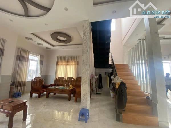 Bán Nhà Mặt Tiền Đường Nguyễn Hoàng – Trung Tâm P.07 Đà Lạt – Sổ Riêng – 216m² Chỉ 7.75 Tỷ - 2