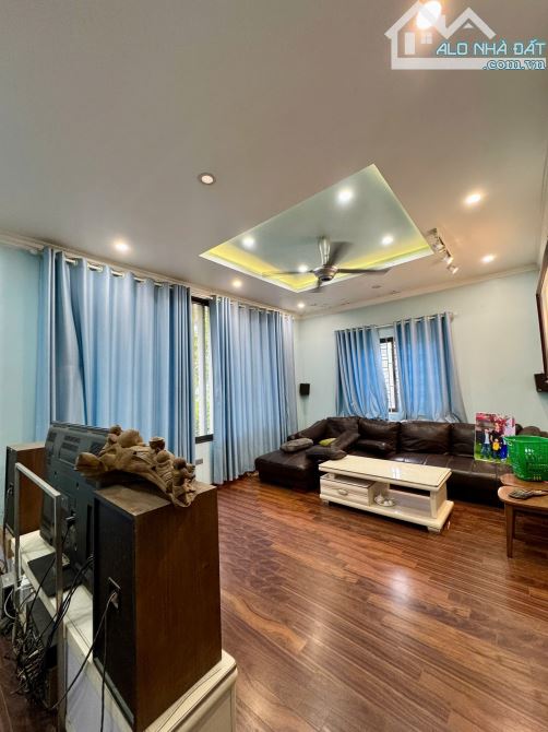 Bán nhà 5 tầng 150m2 tổ 8 Cự Khối, nhà rộng rãi, sân vườn, đủ công năng cho đại gia đình - 2