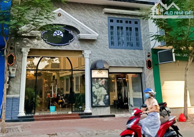 Cho thuê 330 Cao Thắng Quận 10 DT 9x20m trệt 4 lầu giá thuê 130 triệu/tháng - 2