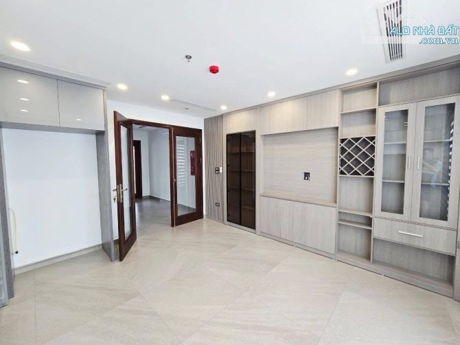 Hoàng Quốc Việt - Phân Lô - 65m - 7t - mt :  4.5m . Vỉa hè ô tô tránh ngõ thông - 2