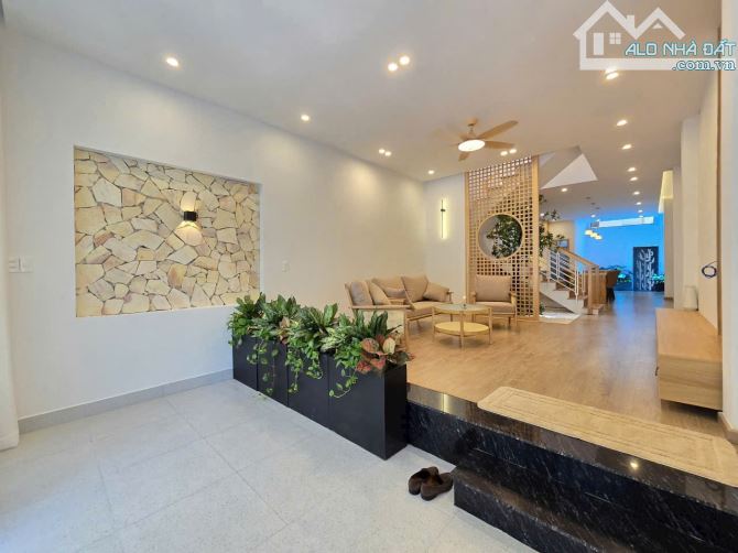 Siêu vip! NHÀ 3 TẦNG NGUYỄN ĐỔNG CHI thiết kế hiện đại trung tâm Hải Châu 81m2 7tyx - 2