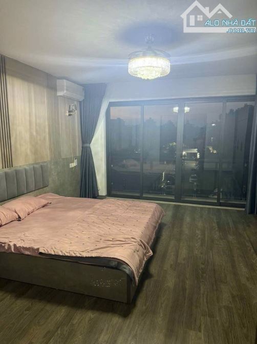 nhà mới kính koong mặt tiền quyền lực thông số vàng phun nội thất oto vào nhà sổ hoa 7,6tỉ - 2