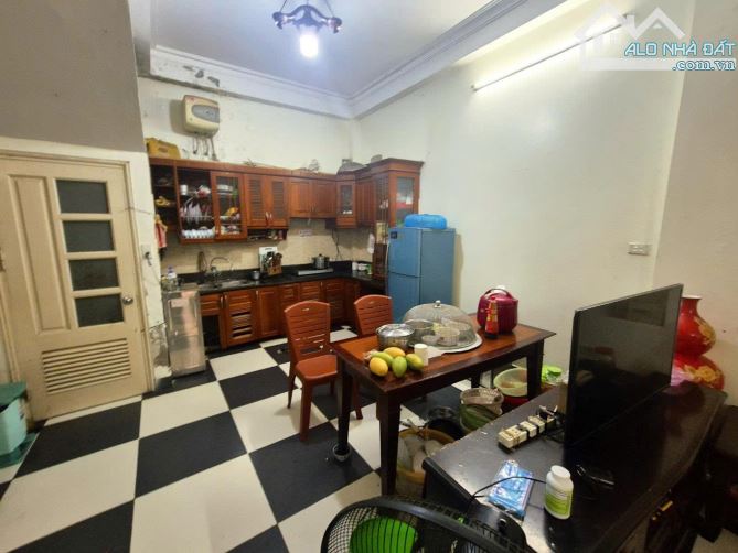 BÁN ĐẤT TẶNG NHÀ 3 TẦNG - DT 64M2 - PHÙ HỢP XÂY CCMN - DÒNG TIỀN 190TR/NĂM - 2