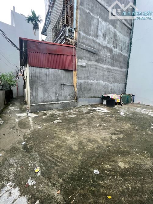 Bán đất phố Nguyễn Văn Linh, Long Biên 30m2 giá chỉ 2,8 tỷ - 2
