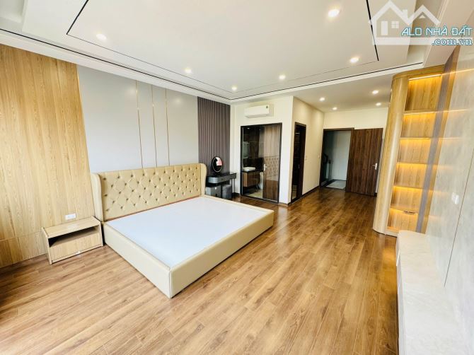 Phố Nguyễn Văn Cừ 6T thang máy  ô tô tránh, diện tích 40m 17,95 tỷ - 2