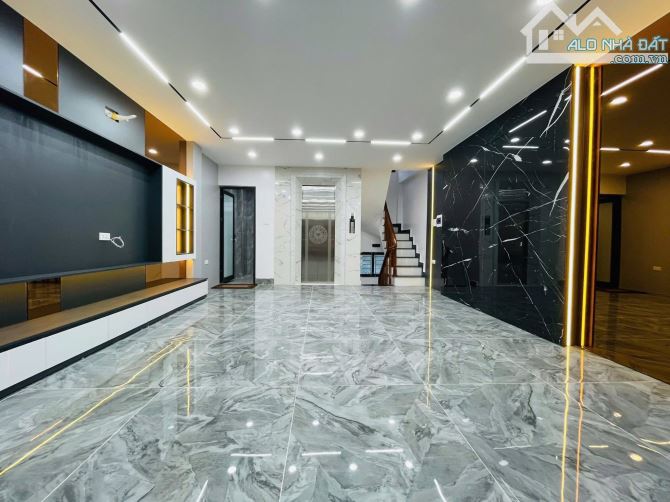 BÁN NHÀ PHÂN LÔ 13 LĨNH NAM MAI ĐỘNG HOÀNG MAI - 68M 7T MT 4.7M - VỈA HÈ OTO TRÁNH NHAU - 2