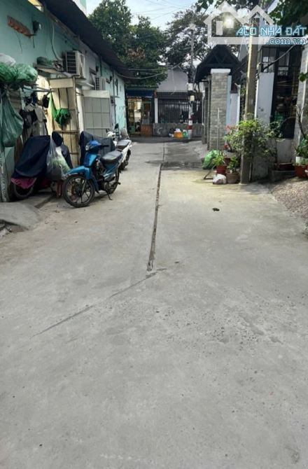 Bán nhà Q12 gần chợ Hiệp Thành - Dt 76m2 - Nhà mới - Hẽm xe hơi - chỉ hơn 4Đông. - 3