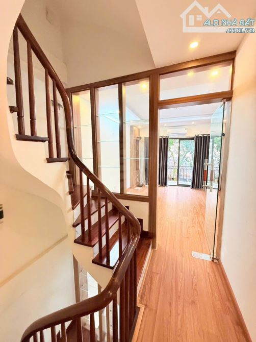 NHÀ ĐẸP NGUYỄN VĂN HUYÊN CẦU GIẤY 40Mx6T,MT4.1M GIÁ11.3TỶ NGÕ THÔNG 20M RA Ô TÔ 40M RA PHỐ - 3