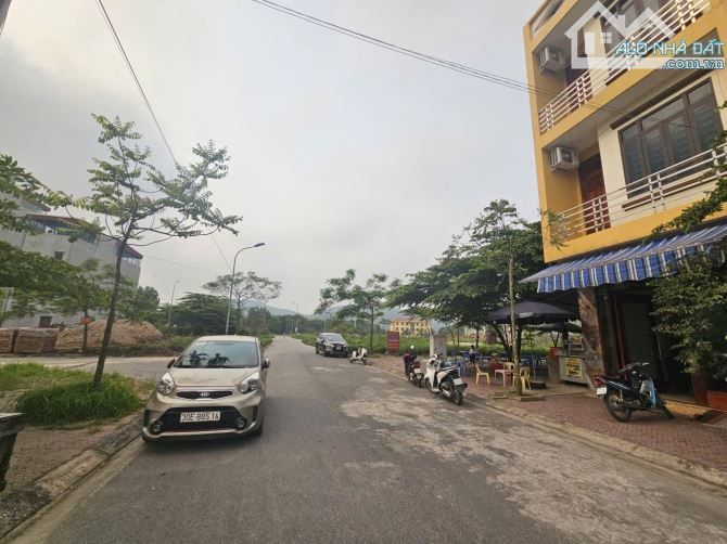🎁🎁 Bán lô đất duy nhất nhìn vườn hoa chu mẫu  🌏 Diện tích 90m  🏨 Mặt Tiền 5m  🏖 Hướng - 3