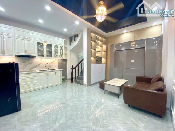 Bán nhà Nguyễn Chính. Khu vực hiếm. Vài bước ra Ô tô tránh. - 3