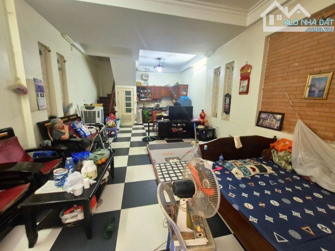 BÁN ĐẤT TẶNG NHÀ 3 TẦNG - DT 64M2 - PHÙ HỢP XÂY CCMN - DÒNG TIỀN 190TR/NĂM - 3