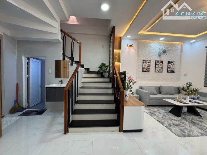 NHÀ ĐẸP 3 TẦNG 3 MÊ KIỆT HUỲNH NGỌC HUỆ SAT ĐƯỜNG FULNT - 3