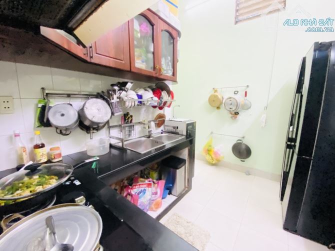 NGAY CHỢ LÝ THƯỜNG KIỆT - 3 TẦNG BTCT - 5PN 5WC - HẺM BA GÁC THÔNG THOÁNG 4*10m 4.2Tỷ - 3