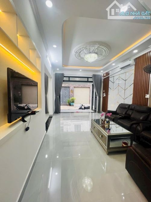 Siêu Phẩm 3 Tầng - Ngang 8m - Xe Hơi Đỗ Cửa - Gần TT Quận 7 - Nhỉnh 8 Tỷ - 3
