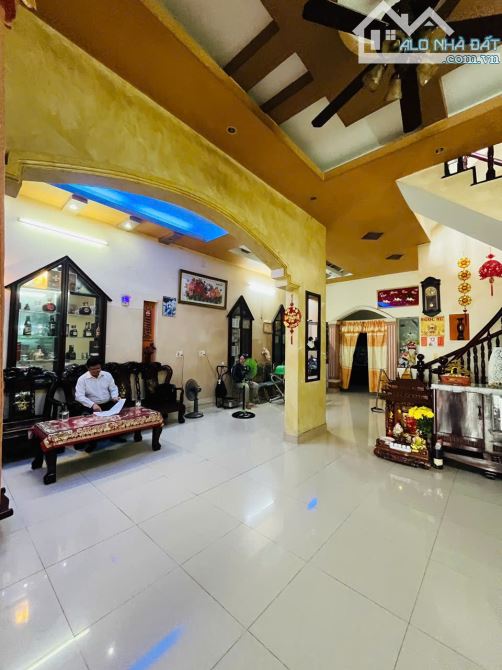 NHÀ ĐẸP NHƯ BIỆT THỰ 7 x 28M, 3 TẦNG, 7PN, Ô TÔ NGỦ SÂN, NGAY NGUYỄN DUY TRINH, CHỈ 9 TỶ - 4