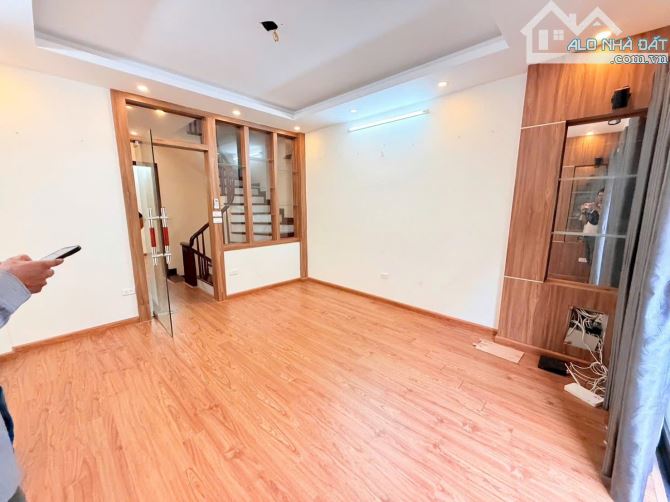 NHÀ ĐẸP NGUYỄN VĂN HUYÊN CẦU GIẤY 40Mx6T,MT4.1M GIÁ11.3TỶ NGÕ THÔNG 20M RA Ô TÔ 40M RA PHỐ - 4