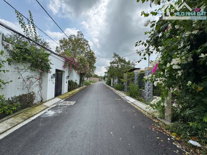 ngộp bán nhà hẻm xe hơi DT: 120m2=10*12 - 4