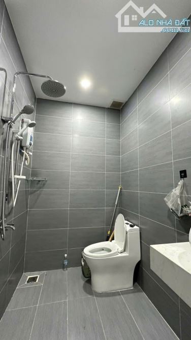 BÁN GẤP NHÀ CẤP 4 HÒN XỆN GẦN BIỂN 700m, CÒN MỚI , CHO THUÊ DC 8TR/THÁNG, 2 MẶT TIỀN - 4