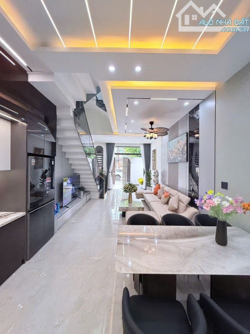 BÁN NHÀ 3 TẦNG MỚI ĐẸP TRUNG TÂM HẢI CHÂU – GIÁ 8 TỶ 200 TL CHÍNH CHỦ  📐 DT: 80,5m² (4,5× - 4