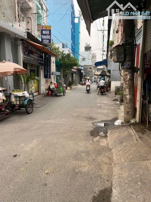 Cần tiền nên bán gấp căn nhà Trịnh Đình Trọng, Tân Phú. Xe hơi đậu trong nhà. 97m2, 8.4tỷ - 4
