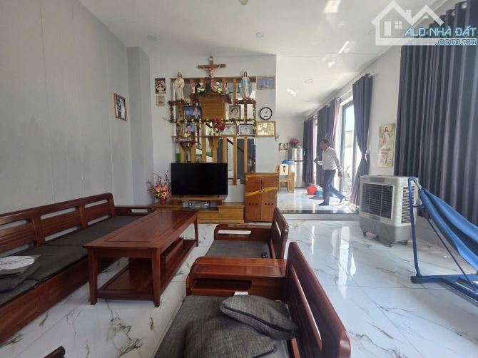 Chính chủ bán gấp nhà sát Phạm Văn Đồng - 130m2 ngang 7,9m - 3 tầng- nhỉnh 8 tỷ TL - 4