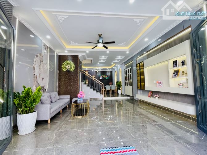 Bán nhà ngang khủng 5,2m, 3 tầng, hẻm xe hơi gần Emart Phan Huy Ích, Gò Vấp, chỉ 6 tỷ 9 - 5