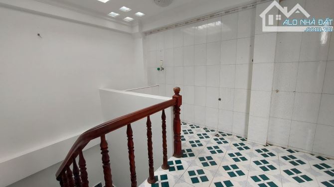 1,95 tỷ. Bán nhà 3,5 tầng tại  Chu  Văn An, Gia Viên, Ngô Quyền  Diện tích 23m , hướng db - 5