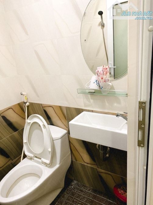 Bán khách sạn Tân Bình - Khu K300 - 7 tầng có hầm - doanh thu ổn định - 5