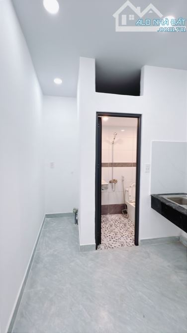 CÁCH MẶT TIỀN 50m - NHÀ MỚI 2 TẦNG TẠI BẾN VÂN ĐỒN F5 Q4 - 6