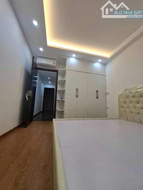 BÁN NHÀ VIỆT HƯNG, LONG BIÊN, DT 36M , 4 TẦNG , Ô TÔ ĐỖ CỬA , FULL NỘI THẤT,  HƠN 6 TỶ - 6