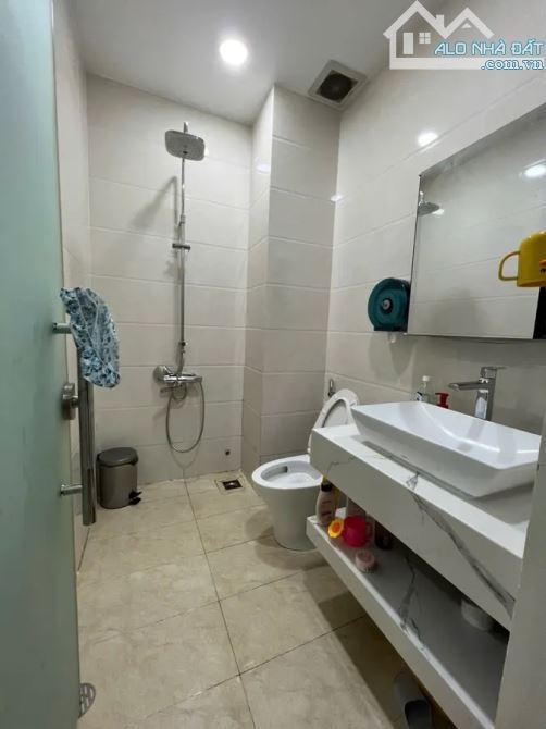 NHÀ SIÊU VIP CÓ HẦM  ÔTÔ VÀO NHÀ NGAY CHỢ HÒA BÌNH TRẦN TUẤN KHẢI Q5 – 7 TẦNG TẦM 17 TỎI - 6