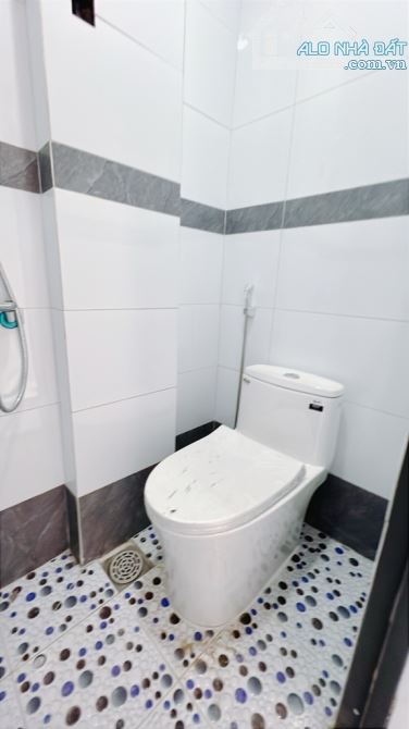 CÁCH MẶT TIỀN 50m - NHÀ MỚI 2 TẦNG TẠI BẾN VÂN ĐỒN F5 Q4 - 7