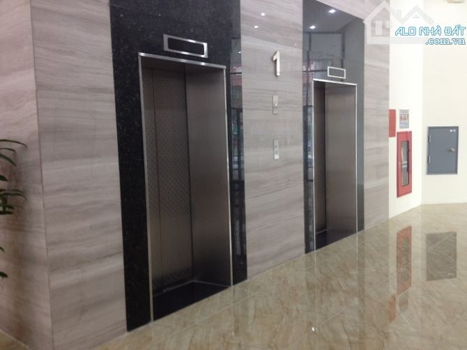 Bán gấp tòa nhà mặt phố Bà Triệu, 410m2 x 12 tầng, MT 20m, Giá 415 Tỷ